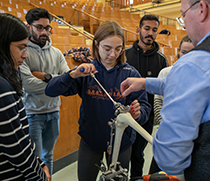 Studierende arbeiten an anatomischen Knochenmodellen von Gelenken.
